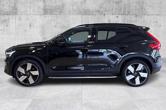 Volvo XC40 2 of 25