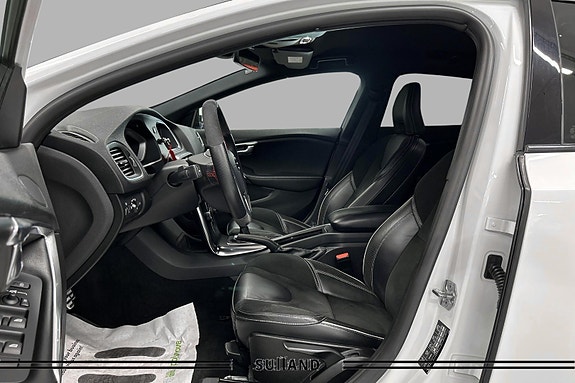 Volvo V40 11 of 19