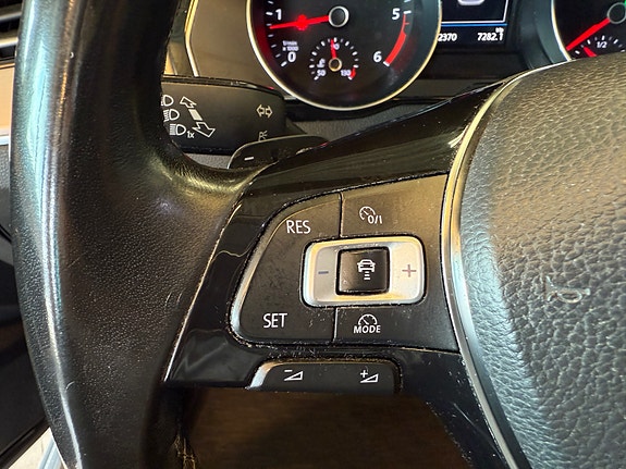 Volkswagen Passat 19 of 30