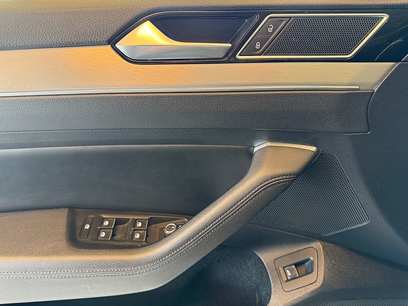 Volkswagen Passat 17 of 30
