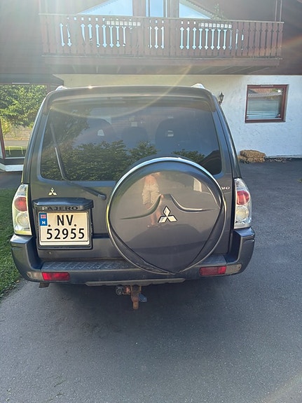 Mitsubishi Pajero 2 of 10
