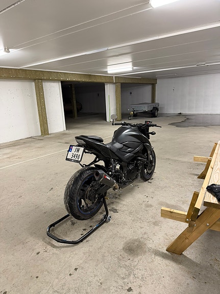 Suzuki GSX-S 750 2 of 9