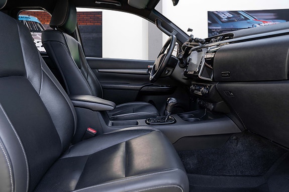 Toyota HiLux 24 of 30