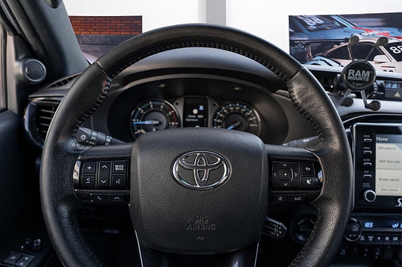 Toyota HiLux 30 of 30