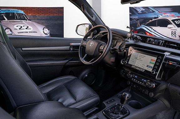 Toyota HiLux 23 of 30