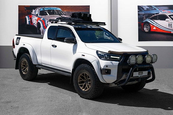 Toyota HiLux 2 of 30