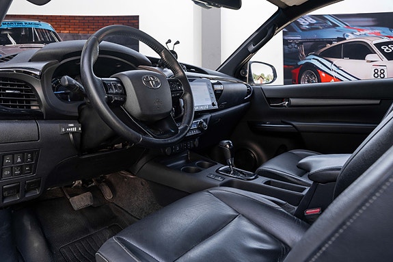 Toyota HiLux 28 of 30