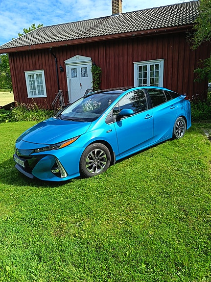 Toyota Prius Plug-in Hybrid 2 of 14