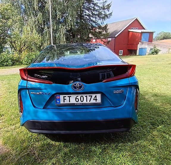 Toyota Prius Plug-in Hybrid 4 of 14