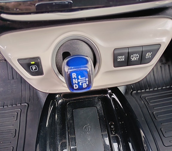 Toyota Prius Plug-in Hybrid 11 of 14
