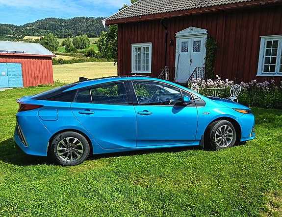 Toyota Prius Plug-in Hybrid 3 of 14