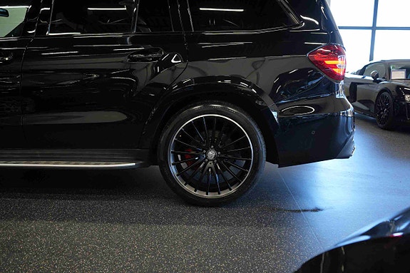 Mercedes-Benz GLS63 19 of 30
