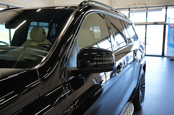 Mercedes-Benz GLS63 22 of 30