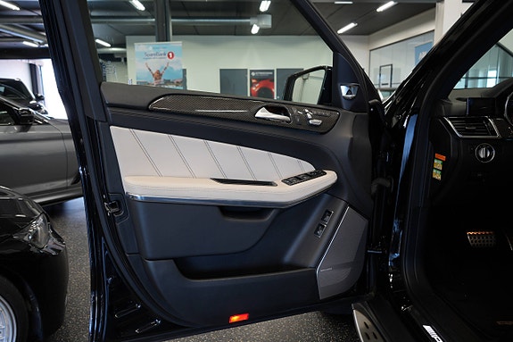 Mercedes-Benz GLS63 25 of 30