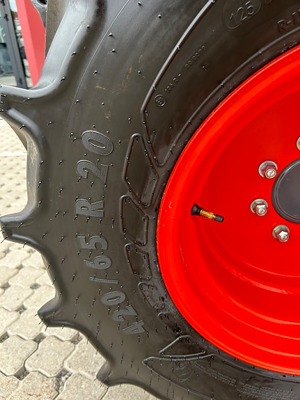 Kubota M4073 9 of 13
