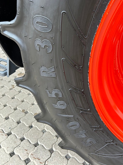 Kubota M4073 10 of 13