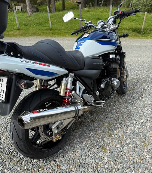 Suzuki GSX 1400 3 of 11