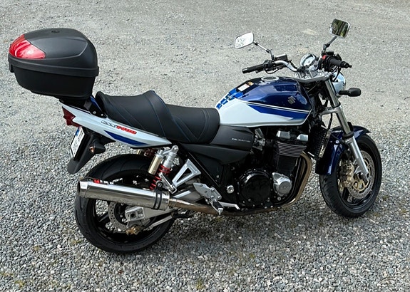 Suzuki GSX 1400 7 of 11