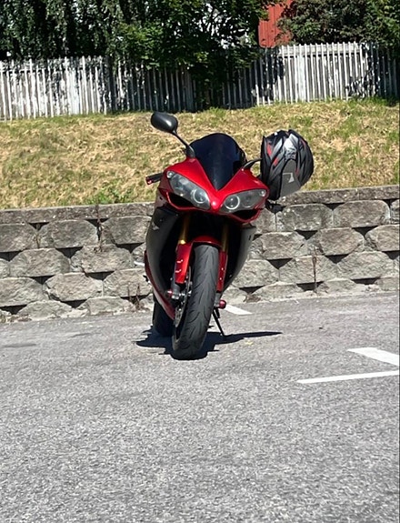 Yamaha YZF-R1 8 of 16