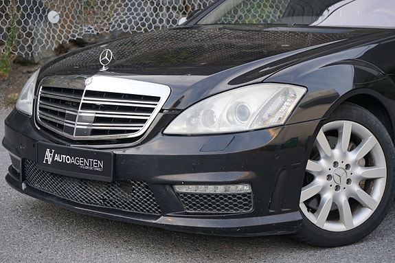 Mercedes-Benz S320 2 of 30
