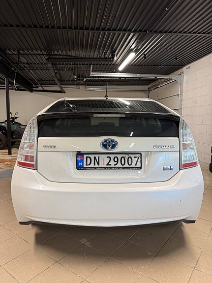 Toyota Prius 4 of 30