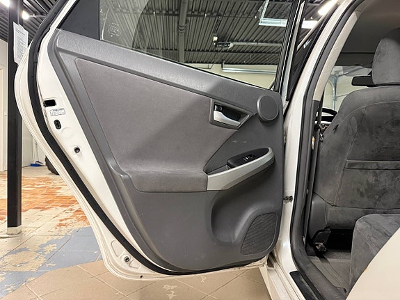 Toyota Prius 8 of 30