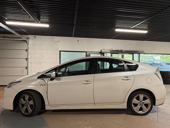Toyota Prius 2 of 30