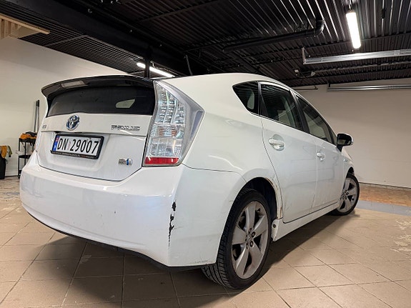 Toyota Prius 5 of 30