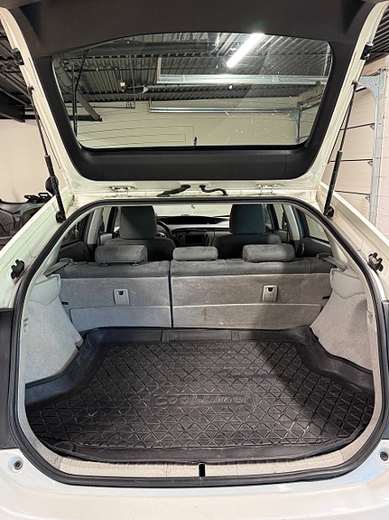 Toyota Prius 7 of 30