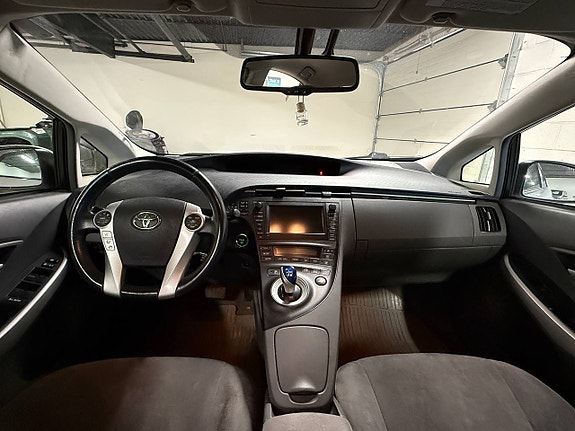 Toyota Prius 10 of 30