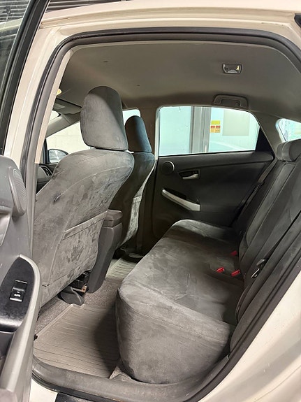 Toyota Prius 9 of 30