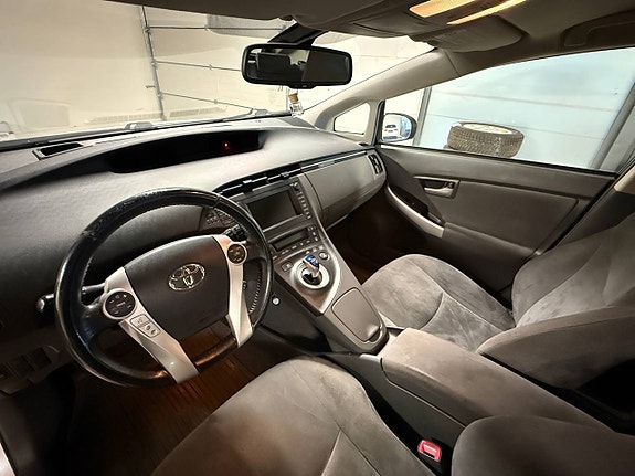 Toyota Prius 13 of 30