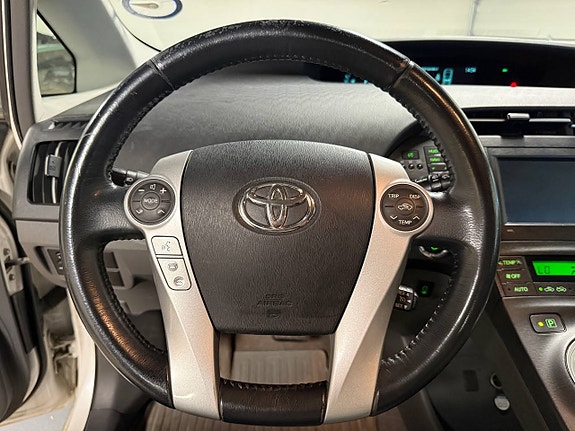 Toyota Prius 16 of 30
