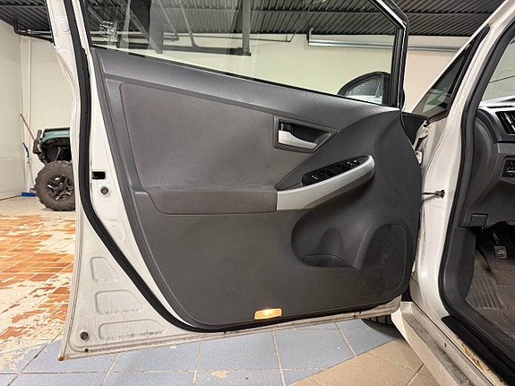 Toyota Prius 11 of 30