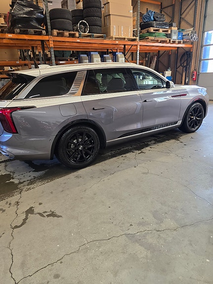 Hongqi E-HS9 3 of 19