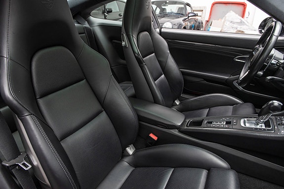 Porsche 911 Carrera S 14 of 24