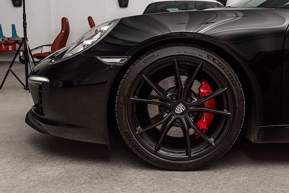 Porsche 911 Carrera S 10 of 24
