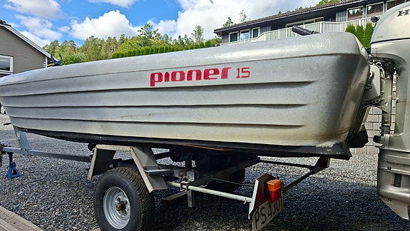 Pioner 15 med 15hk motor og tilhenger 2 of 14