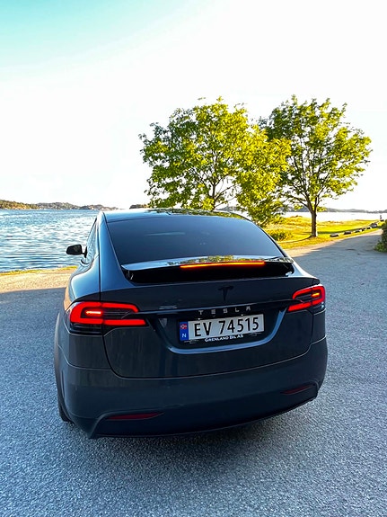 Tesla Model X 4 of 11