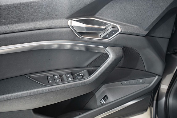 Audi e-tron 12 of 22