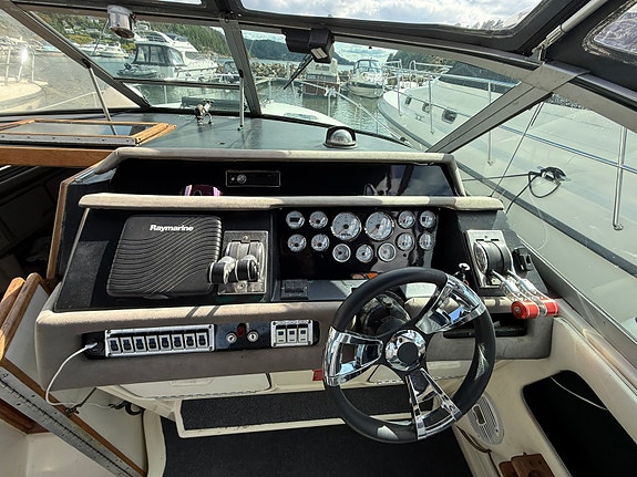 Sea ray 310 express cruiser 10 of 18