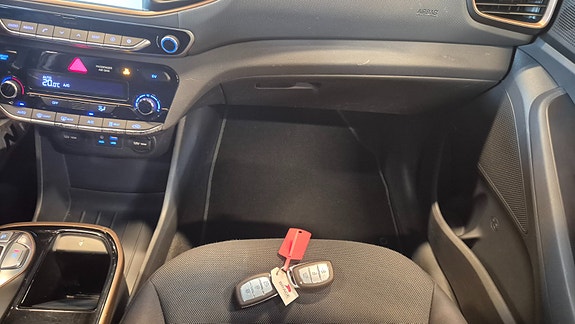 Hyundai IONIQ 16 of 17