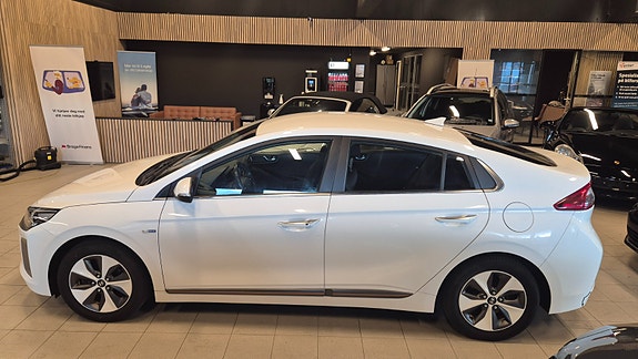 Hyundai IONIQ 8 of 17