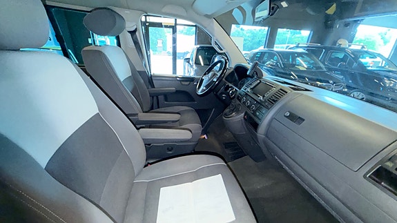 Volkswagen Multivan 21 of 25