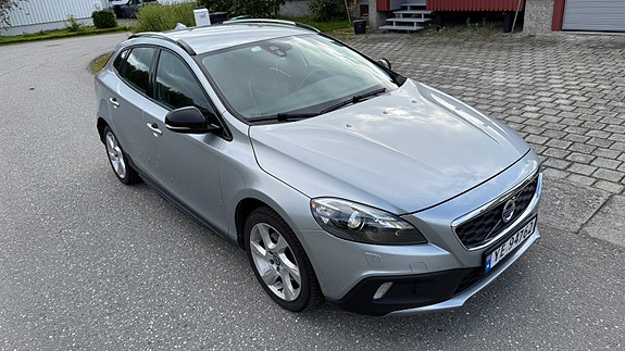 Volvo V40 Cross Country 2 of 13