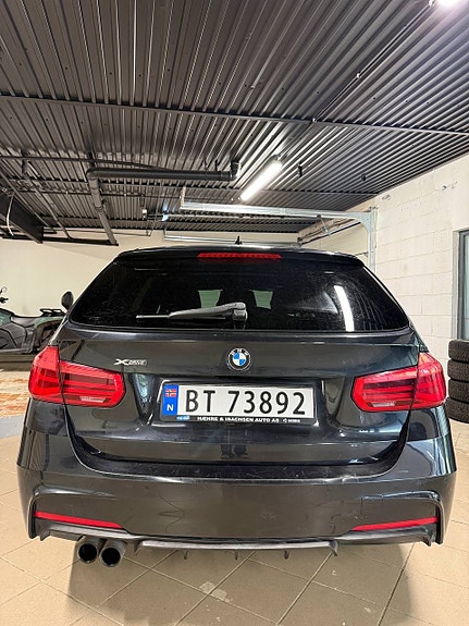 BMW 320i 7 of 30