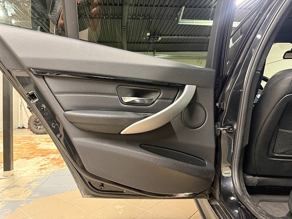 BMW 320i 16 of 30