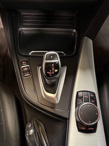 BMW 320i 15 of 30