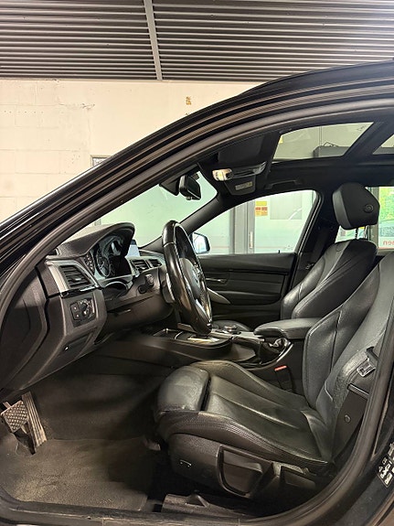BMW 320i 8 of 30