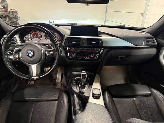 BMW 320i 2 of 30